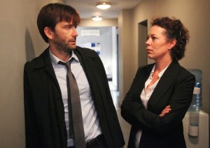 Olivia Colman et David Tennant endossent les rôles des deux protagonistes avec des jeux d’acteurs impeccables.