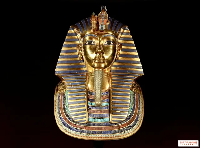 Reproduction du masque funéraire en or de Toutankhamon présentée à l'exposition Porte de Versailles