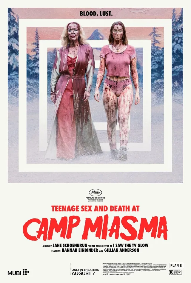 Affiche officielle de Teenage Sex and Death at Camp Miasma : Gillian Anderson et Hannah Einbinder couvertes de sang dans un decor enneige