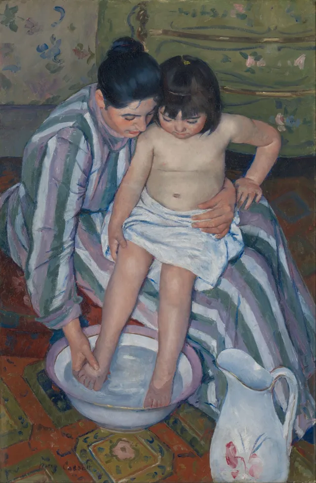 Le Bain de l'enfant (1893), huile de Mary Cassatt : une femme lave les pieds d'une fillette assise sur ses genoux