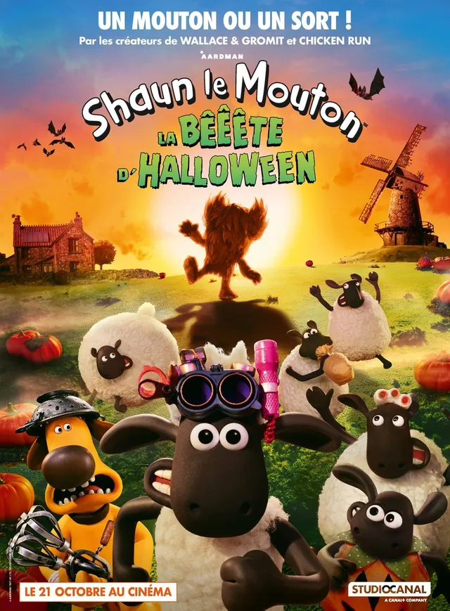 Affiche officielle de Shaun le mouton : La Bêêête d'Halloween, les moutons d'Aardman face à une créature poilue dans un champ de citrouilles