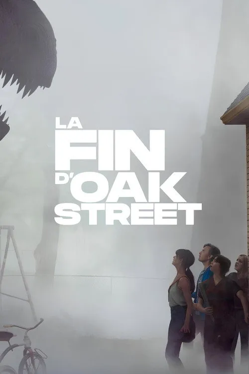 Affiche officielle du film La Fin d'Oak Street : une famille observe la silhouette d'un dinosaure dans la brume devant leur pavillon