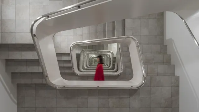 Cage d'escalier en trompe-l'oeil de Leandro Erlich, vue plongeante se répétant à l'infini dans les miroirs, exposition au Grand Palais