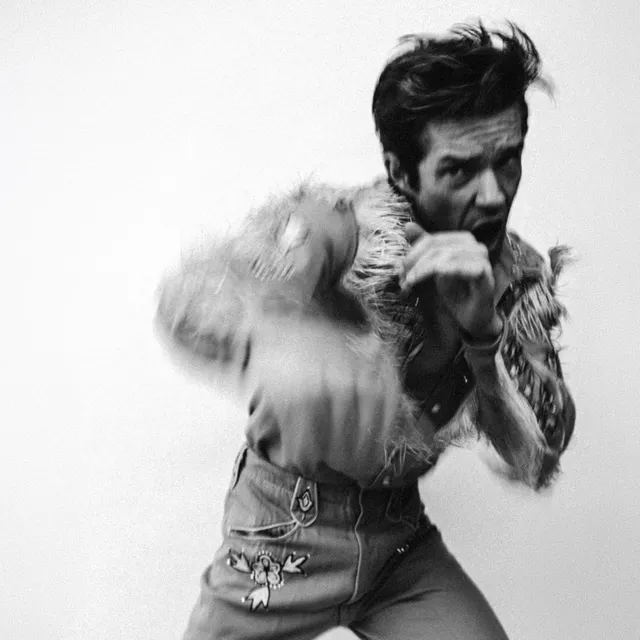 Pochette de l'album Thrasher de Brandon Flowers : le chanteur en chemise à franges, en noir et blanc