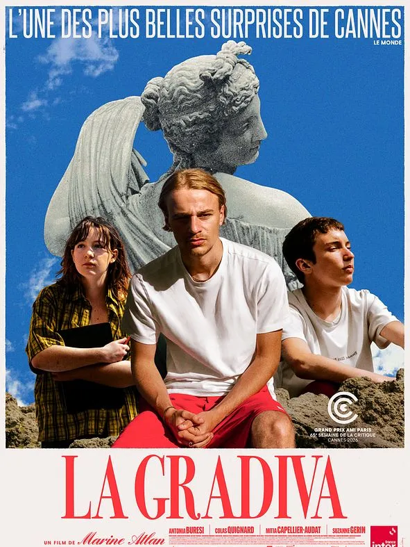 Affiche du film La Gradiva de Marine Atlan, trois lycéens assis devant une statue antique à Pompéi