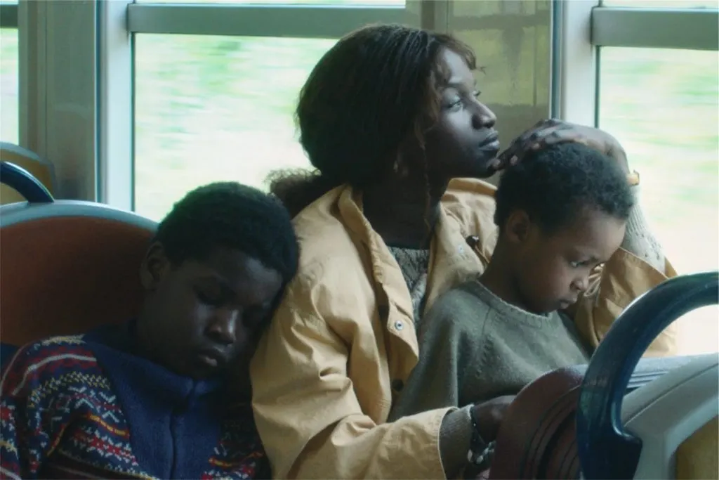 Un petit frère la bande annonce