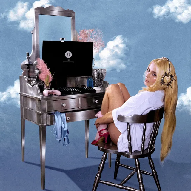 Pochette de l'album Lili de Maëlle : la chanteuse blonde assise près d'une coiffeuse-ordinateur sur fond de ciel bleu