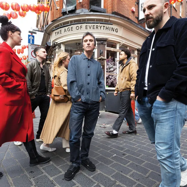 Pochette de l'album The Age of Everything de Johnny Marr, le musicien dans une rue de Londres devant un pub nommé The Age of Everything