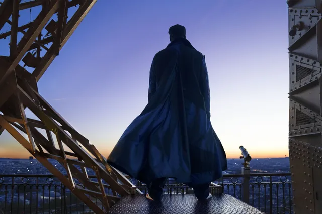 Silhouette d'Assane Diop (Omar Sy) sur la tour Eiffel au crépuscule, visuel de Lupin partie 4 sur Netflix