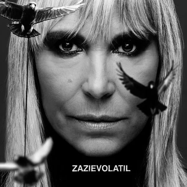 Pochette de l'album Volatil de Zazie, visage en noir et blanc entouré d'oiseaux