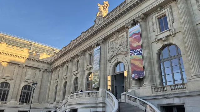 Façade du Grand Palais à Paris avec les bâches de l'exposition Cézanne et nous