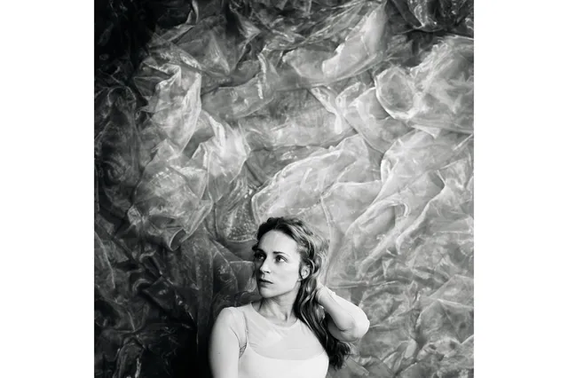 Portrait en noir et blanc d'Agnes Obel pour l'album The Meaning of Flowers