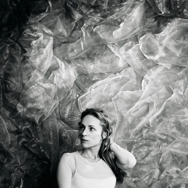 Pochette de l'album The Meaning of Flowers d'Agnes Obel : portrait en noir et blanc de la musicienne devant un voile froissé
