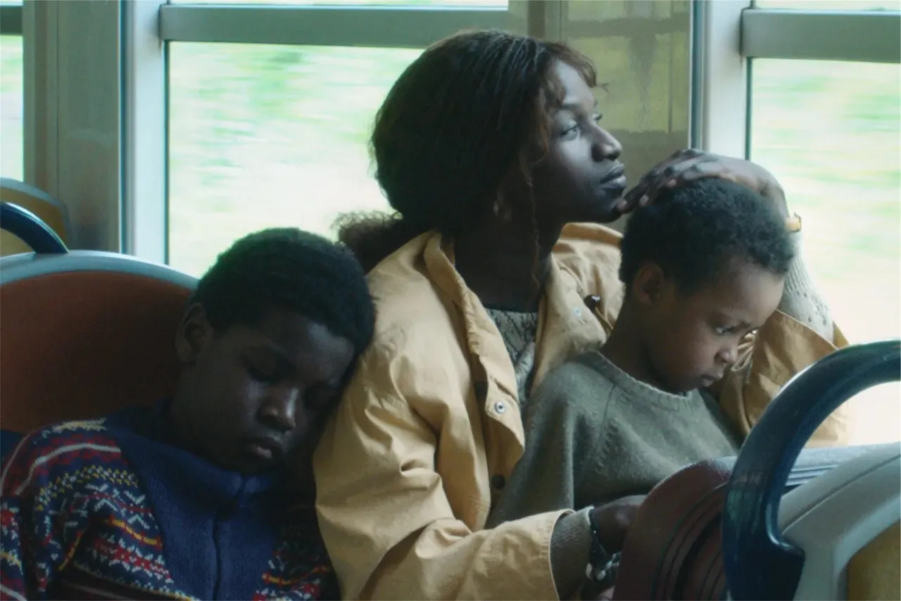 Un petit frère la bande annonce
