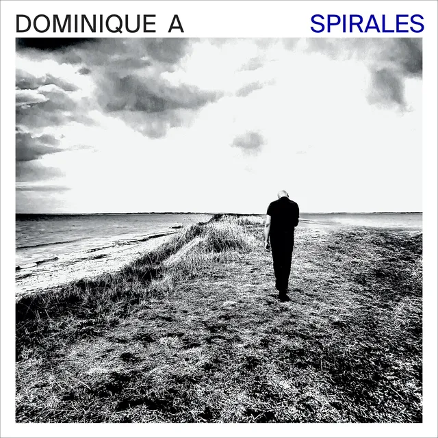 Pochette de l'album Spirales de Dominique A : une silhouette marchant sur une dune au bord de la mer, en noir et blanc