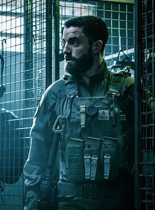 Tomer Sisley en tenue d'intervention du GIGN dans la série Netflix