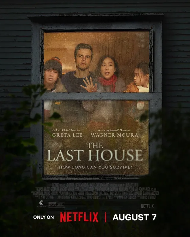 Affiche officielle du film Le Dernier Refuge (The Last House) de Louis Leterrier: une famille apeuree derriere la fenetre embuee d'une maison, sur Netflix le 7 aout
