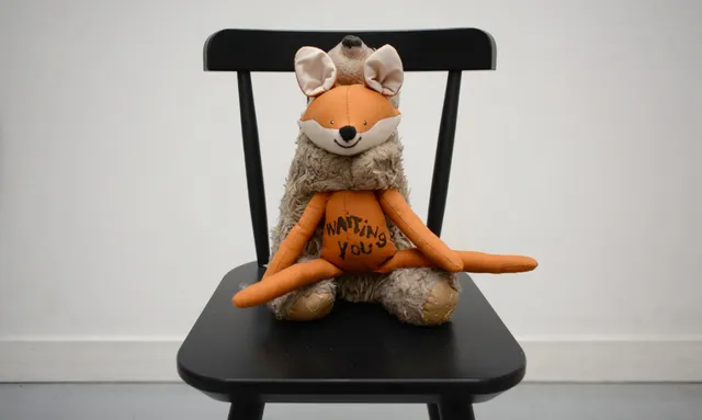 Waiting You (2023) d'Annette Messager, peluche cousue posée sur une chaise noire, exposition au Musée de la Chasse et de la Nature