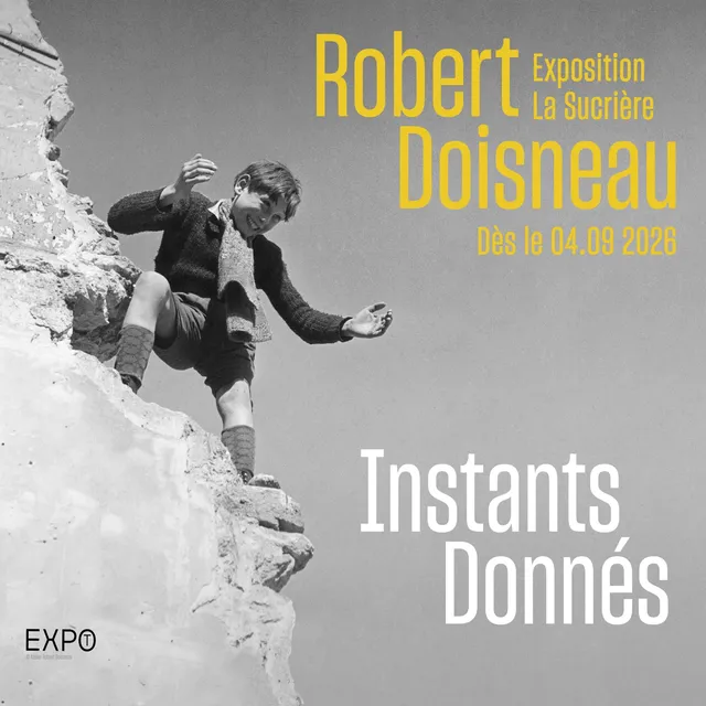 Affiche officielle de l'exposition Robert Doisneau, Instants Donnés, à La Sucrière à Lyon : photographie en noir et blanc d'un enfant qui saute d'un rocher