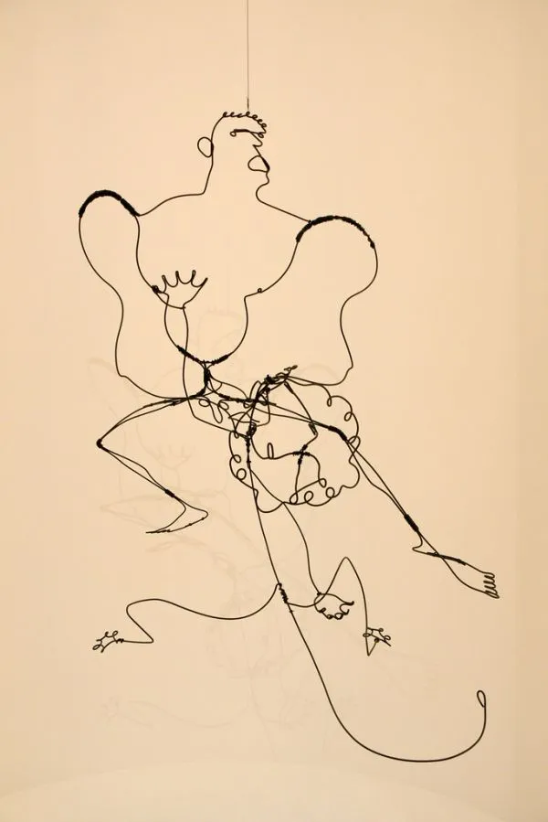 Sculpture en fil de fer d'Alexander Calder suspendue, dessinant une silhouette en mouvement