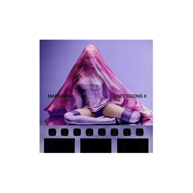 Pochette de l'album Confessions II de Madonna, en tenue violette assise devant un mur d'enceintes