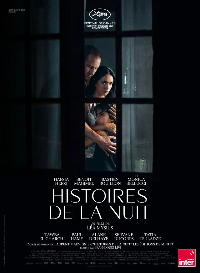 Affiche du film Histoires de la nuit de Léa Mysius : une famille apeurée serrée derrière une fenêtre dans la nuit
