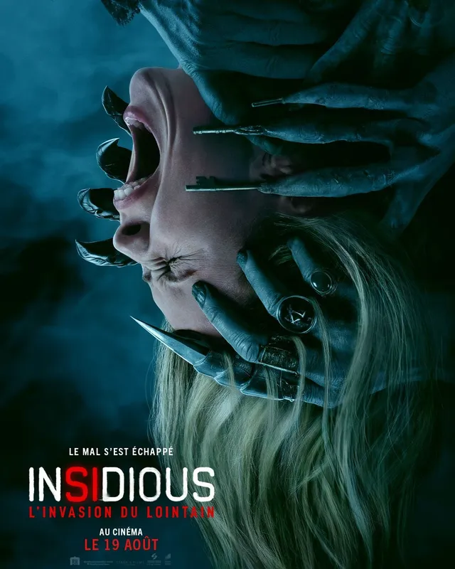 Affiche officielle du film Insidious : L'Invasion du Lointain, un visage hurlant saisi par des mains démoniaques griffues