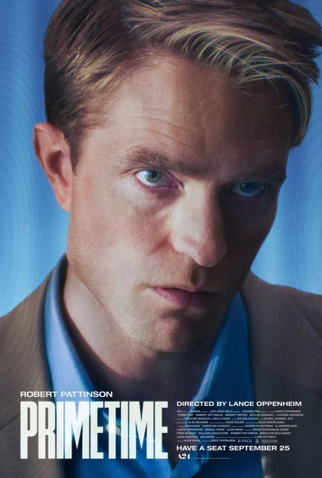 Affiche officielle du film Primetime : gros plan de Robert Pattinson grimé en Chris Hansen, distribuée par A24