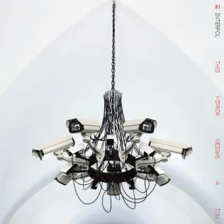 Pochette de l'album This Mirror Weighs a Ton d'Interpol, un lustre compose de cameras de surveillance
