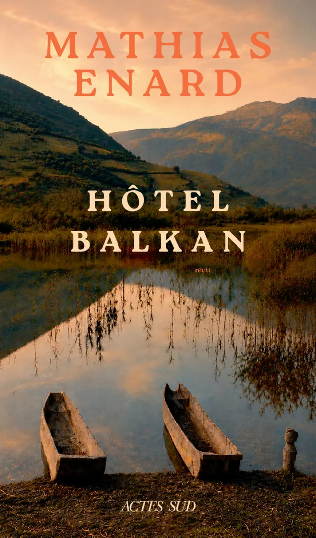 Couverture du récit Hôtel Balkan de Mathias Énard, deux pirogues au bord d'une rivière au crépuscule, éditions Actes Sud