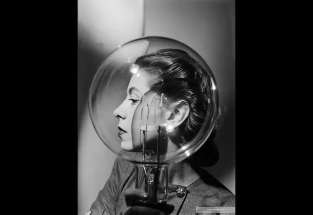 Lee Miller photographiée avec une ampoule, vers 1943, tirage des Lee Miller Archives présenté au Musée d'art moderne de Paris