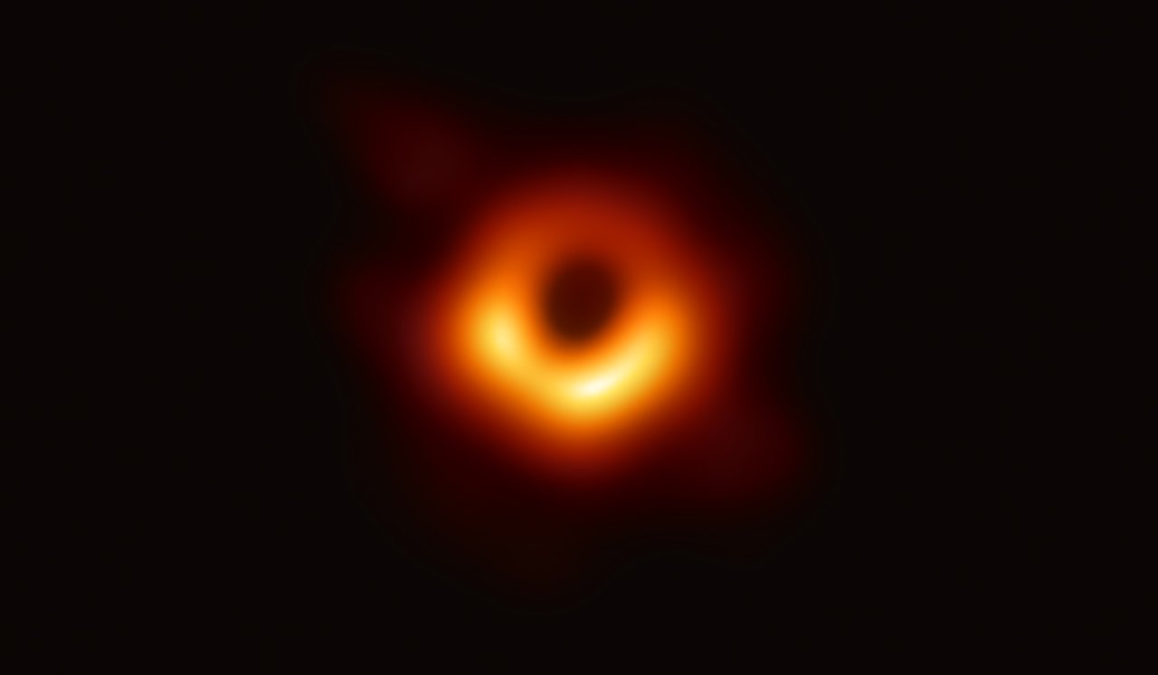 Comprendre l'image historique du trou noir M87*
