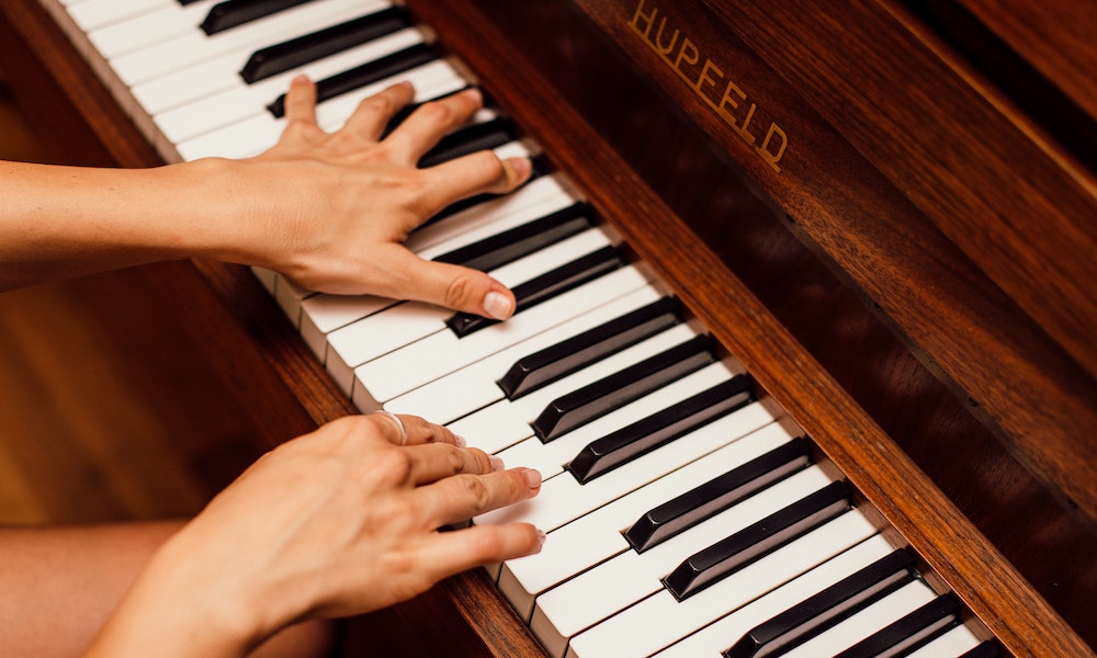Commencer un instrument de musique à l’âge adulte : conseils et avertissements