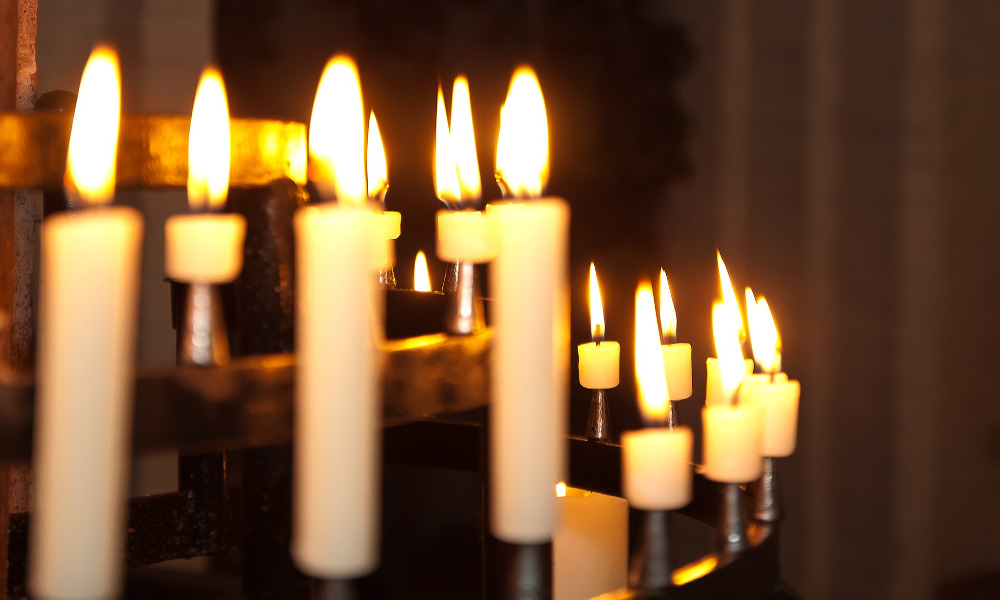 Trente minutes dans une église avec un prêtre