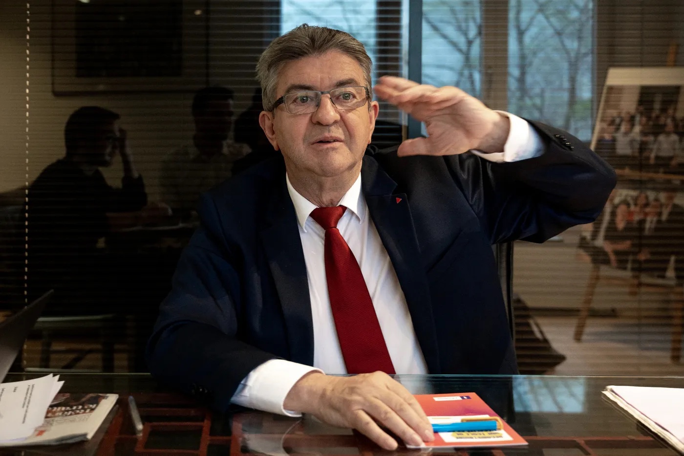 Guillaume Meurice part « équilibrer » Mélenchon, micro tendu et ironie en bandoulière