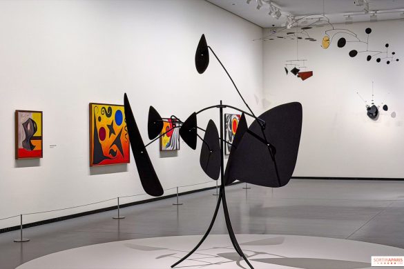 Sculptures mobiles et stabiles d'Alexander Calder dans une salle de la Fondation Louis Vuitton