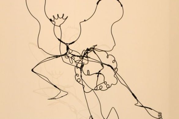 Sculpture en fil de fer d'Alexander Calder suspendue, dessinant une silhouette en mouvement
