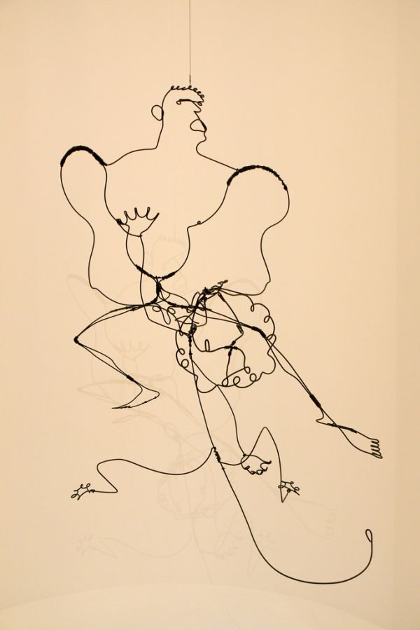 Sculpture en fil de fer d'Alexander Calder suspendue, dessinant une silhouette en mouvement