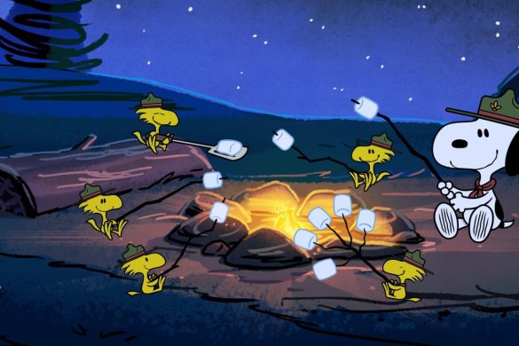 Snoopy et Woodstock font griller des marshmallows autour d'un feu de camp dans Camp Snoopy