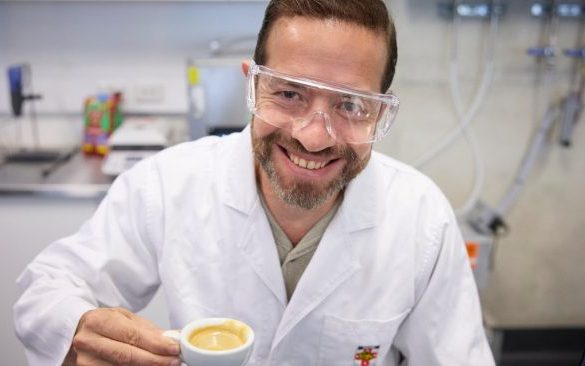 Le chercheur Francisco Trujillo tient une tasse d'espresso dans son laboratoire de l'UNSW Sydney.