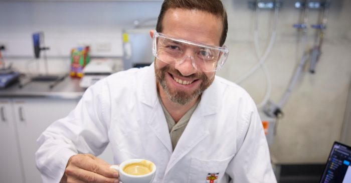 Le chercheur Francisco Trujillo tient une tasse d'espresso dans son laboratoire de l'UNSW Sydney.