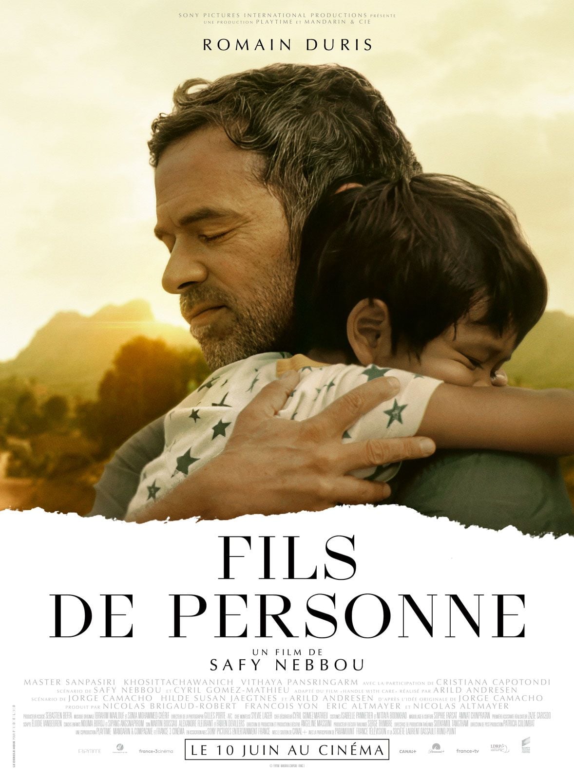 Affiche du film Fils de personne de Safy Nebbou, avec Romain Duris serrant un enfant dans ses bras