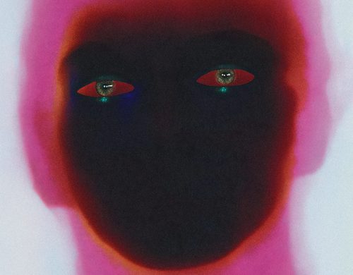 Pochette de l'album W.O.W.A de Ghinzu, visage stylisé aux couleurs thermiques rose et noir