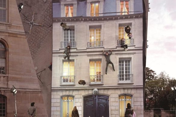 L'installation Bâtiment de Leandro Erlich : une façade d'immeuble haussmannien couchée au sol où les visiteurs semblent escalader les étages grâce à un grand miroir incliné