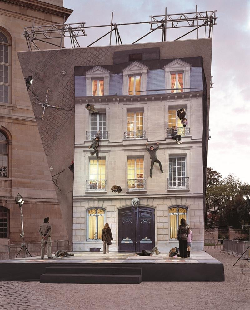 L'installation Bâtiment de Leandro Erlich : une façade d'immeuble haussmannien couchée au sol où les visiteurs semblent escalader les étages grâce à un grand miroir incliné