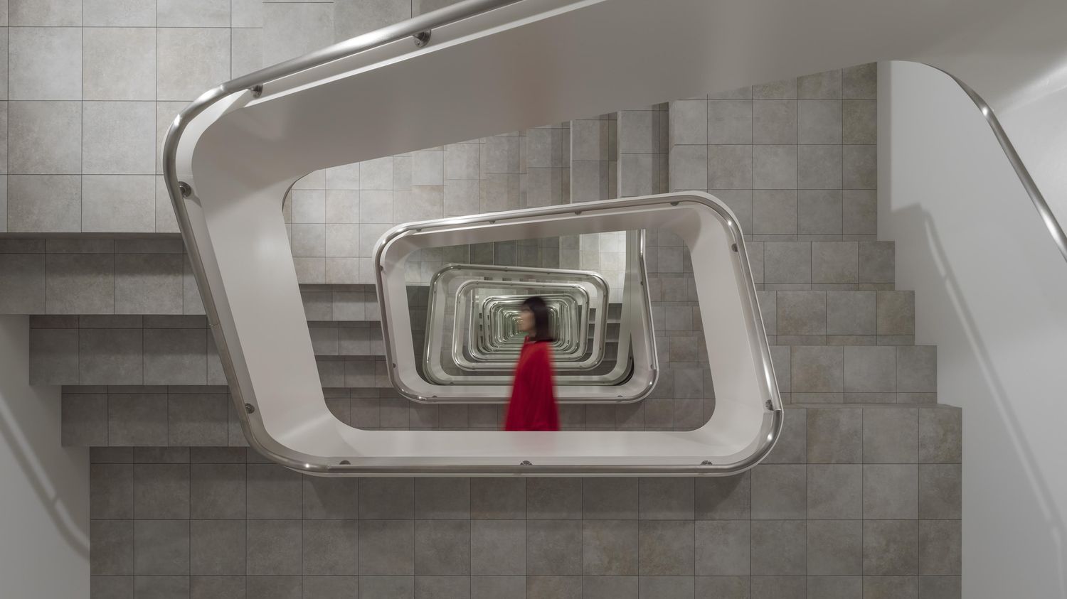 Cage d'escalier en trompe-l'oeil de Leandro Erlich, vue plongeante se répétant à l'infini dans les miroirs, exposition au Grand Palais