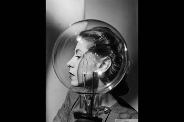 Lee Miller photographiée avec une ampoule, vers 1943, tirage des Lee Miller Archives présenté au Musée d'art moderne de Paris