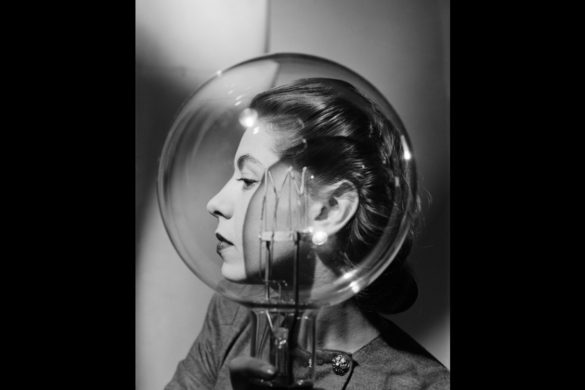 Portrait en noir et blanc d'une femme de profil derriere une grande ampoule, visuel de l'exposition Lee Miller au Musee d'Art Moderne de Paris