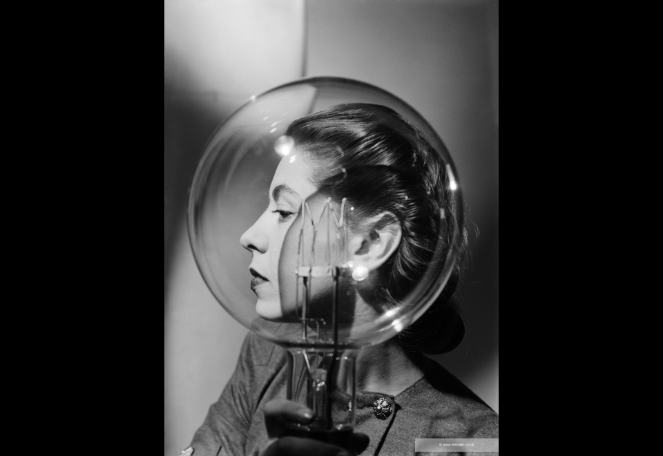 Lee Miller photographiée avec une ampoule, vers 1943, tirage des Lee Miller Archives présenté au Musée d'art moderne de Paris