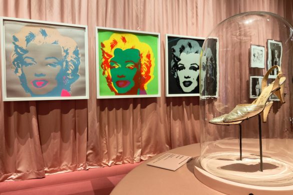 Salle de l'exposition Marilyn Monroe a la Cinematheque francaise avec portraits d'Andy Warhol et vitrine d'objets